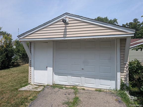 3rd image of 636 Waldman Ave