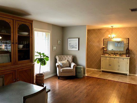 Foyer & Sitting Area