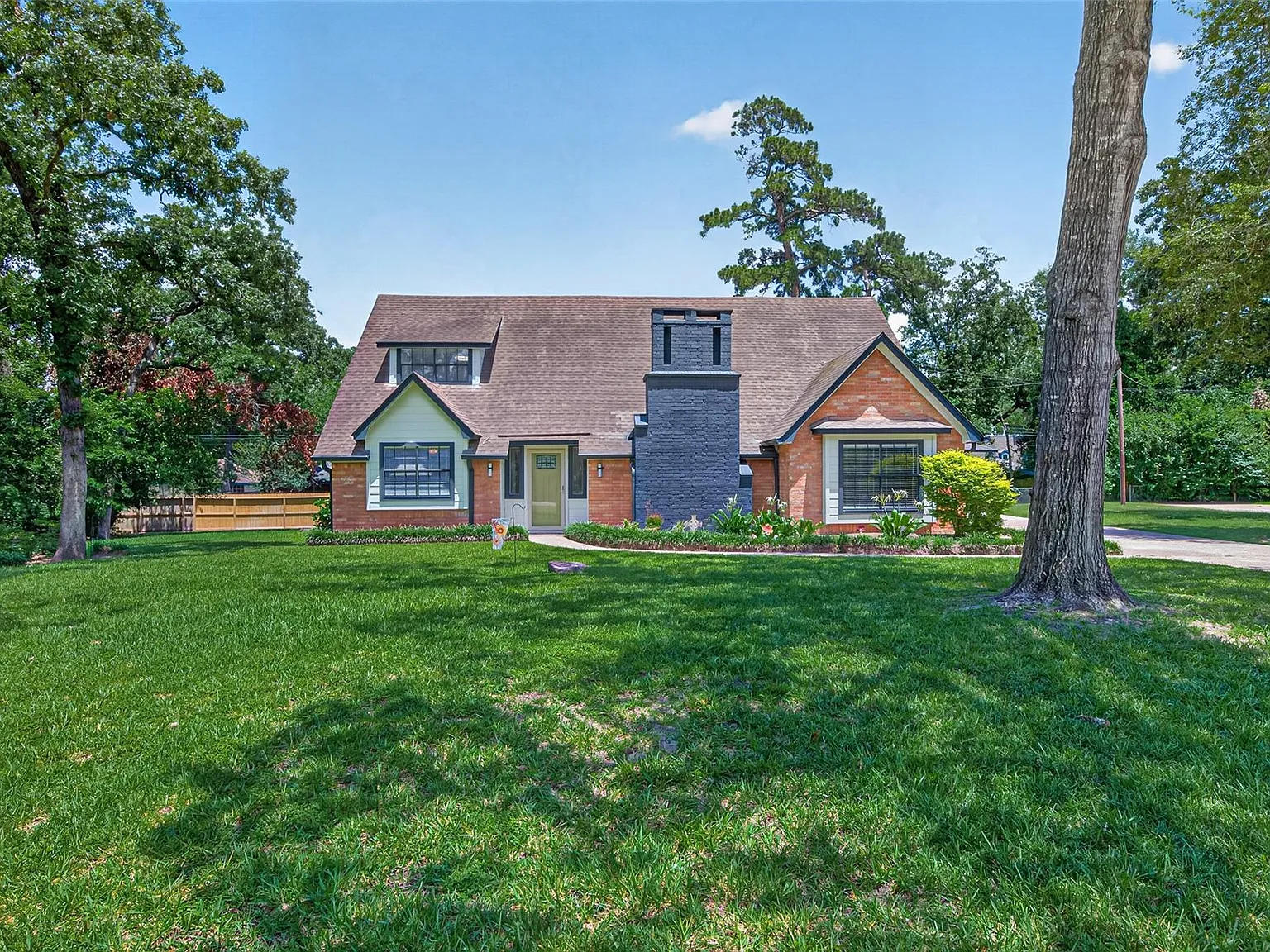 5 bed, 2.5 bath, 2212 sqft, $2,500 — Photo 4