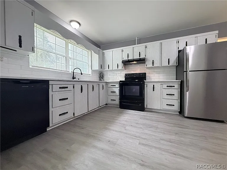 10715 N Northcut Ave — Photo 17