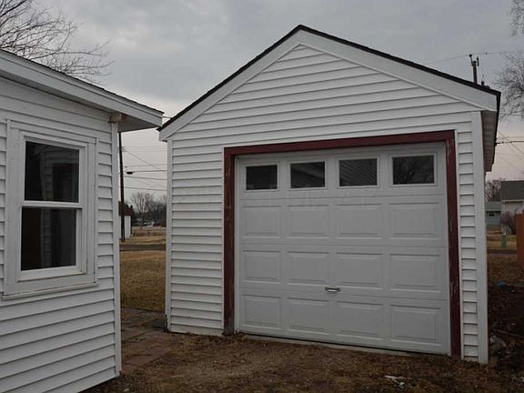 3rd image of 305 1st St NE