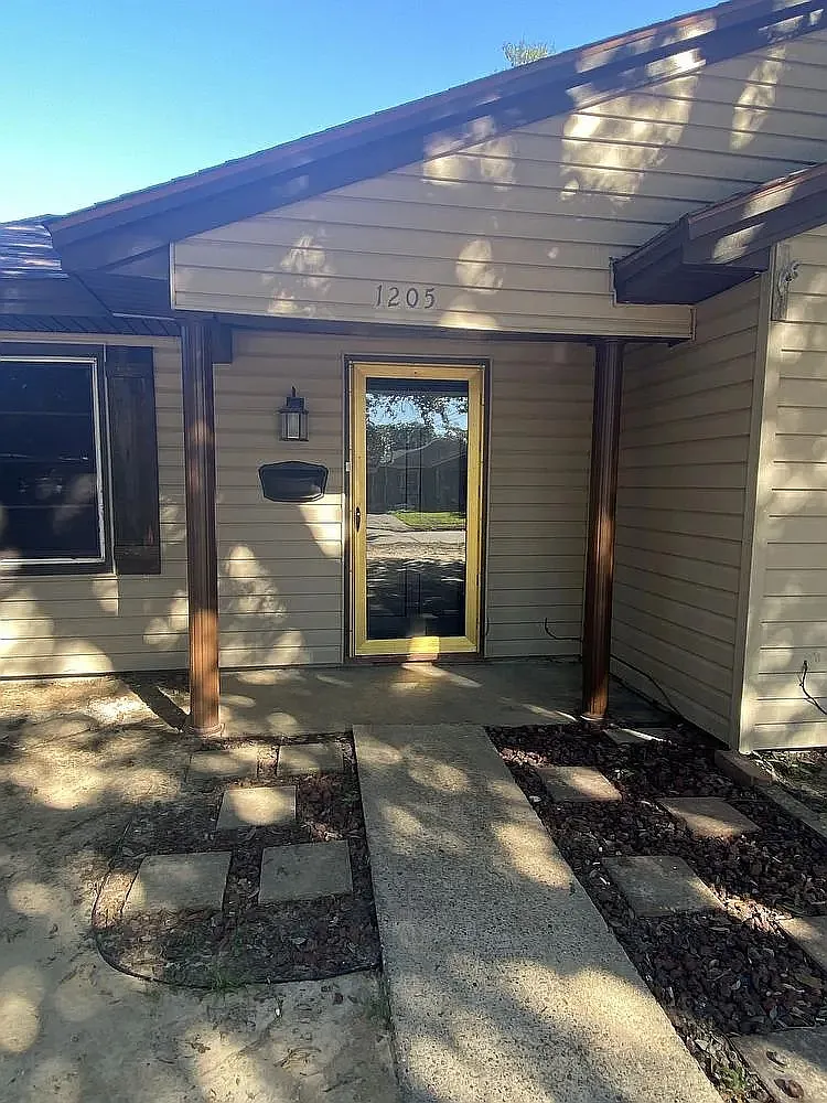 1205 McArthur Dr — Photo 1