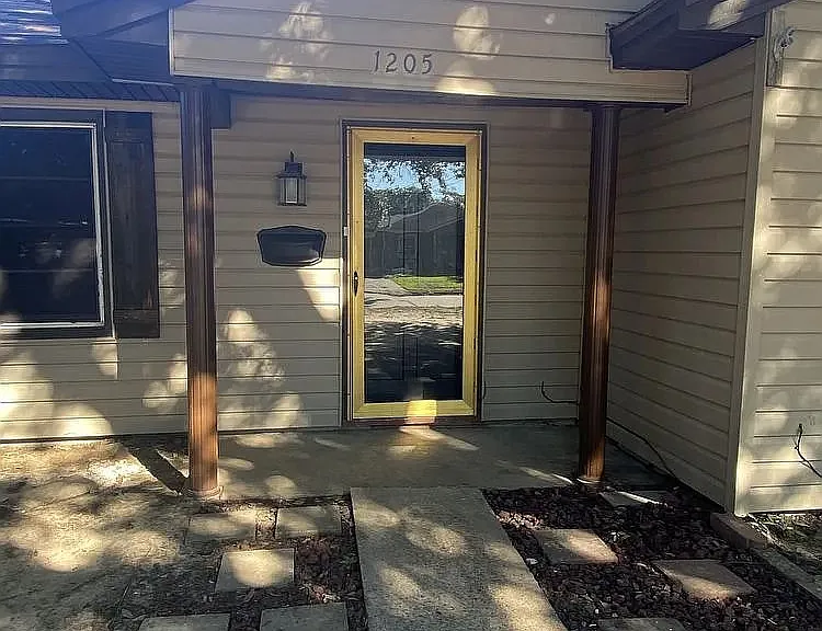 1205 McArthur Dr — Photo 1