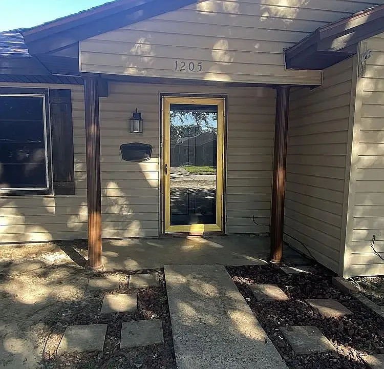 1205 McArthur Dr