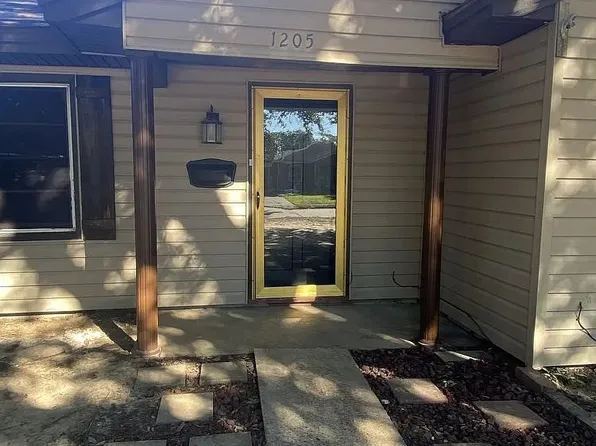1205 McArthur Dr, Port Neches, TX 77651