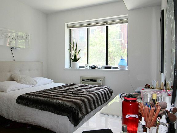 5th image of 164 Stanton St APT 3C
