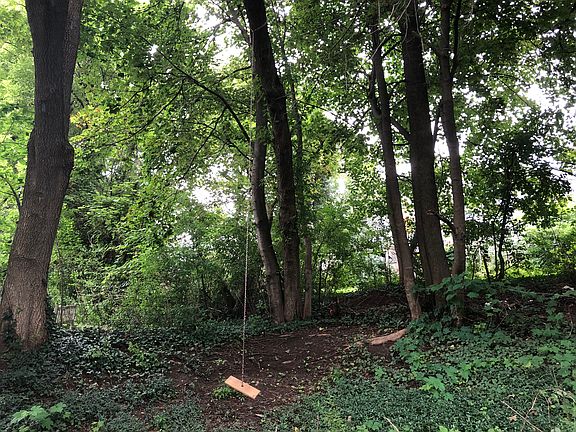 4th image of 121 Ferris Ave