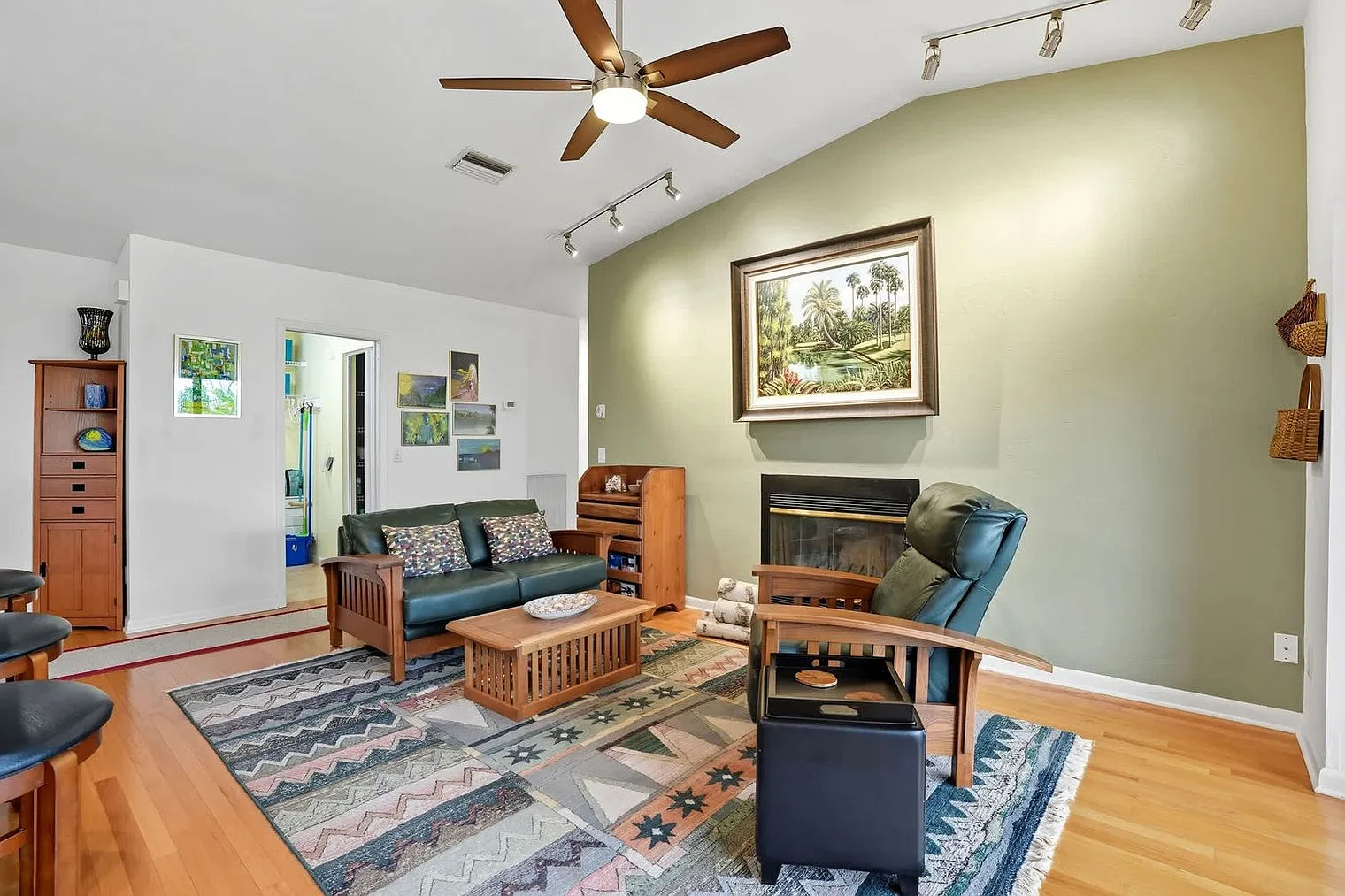 3 bed, 2.0 bath, 1646 sqft, $4,360 — Photo 3