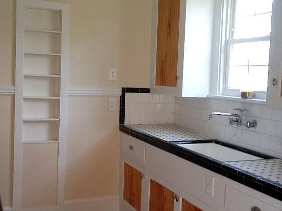 Spacious Kitchen with lots of cabinets