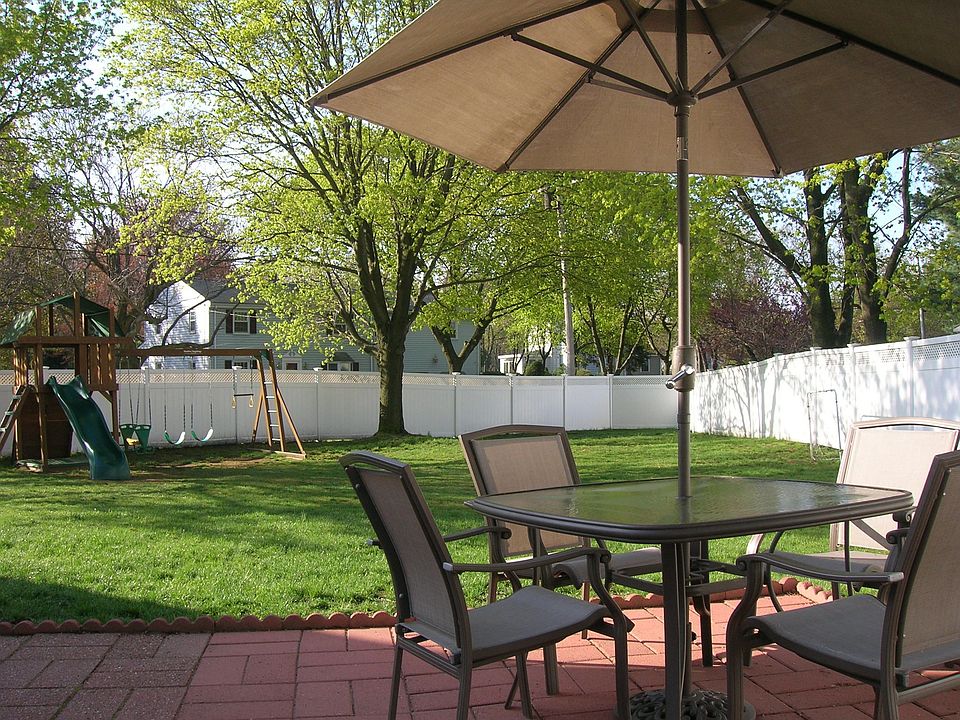 Great fenced Backyard