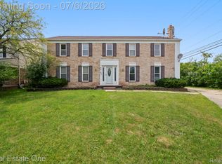 5510 Greenbriar Dr, West Bloomfield, MI 48322