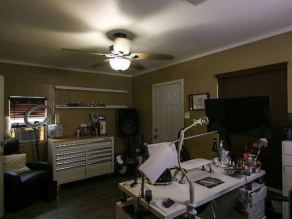 5th image of 830 Sunglo Dr
