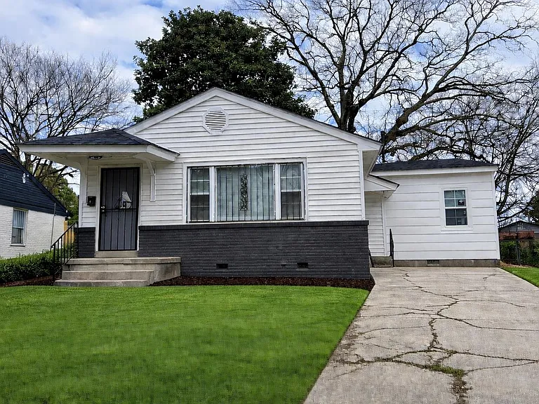 318 Red Oak St — Photo 1