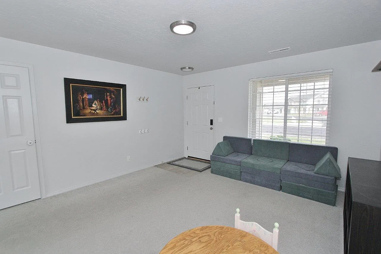 4 bed, 2.5 bath, 1934 sqft, $2,300 — Photo 4