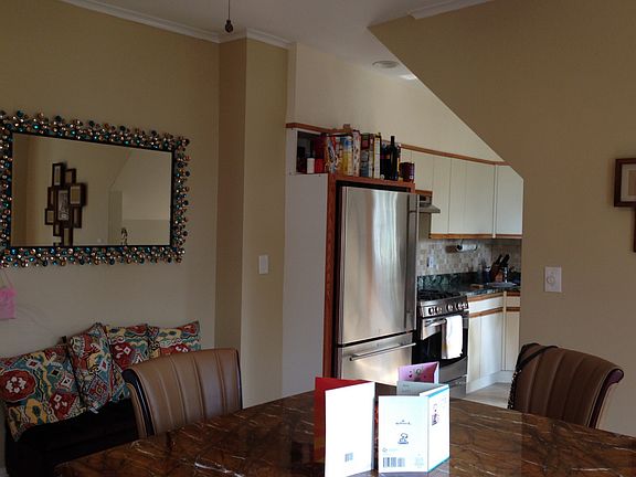 3rd image of 28 Dixon St