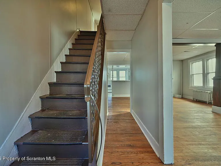 416 E Market St — Photo 4