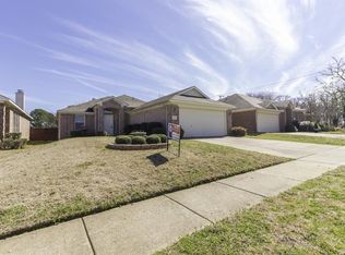 2041 Castleview Dr, Fort Worth, TX 76120