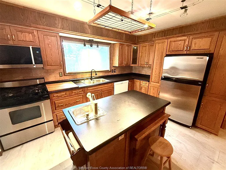 377 Fairway Cres — Photo 13