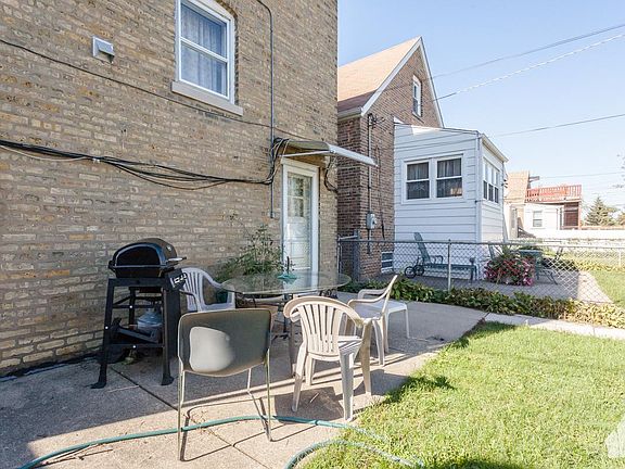 4th image of 2831 N Merrimac Ave #2