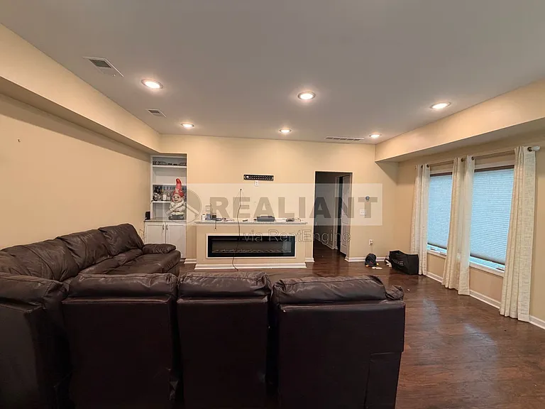 438 Kenton St — Photo 7