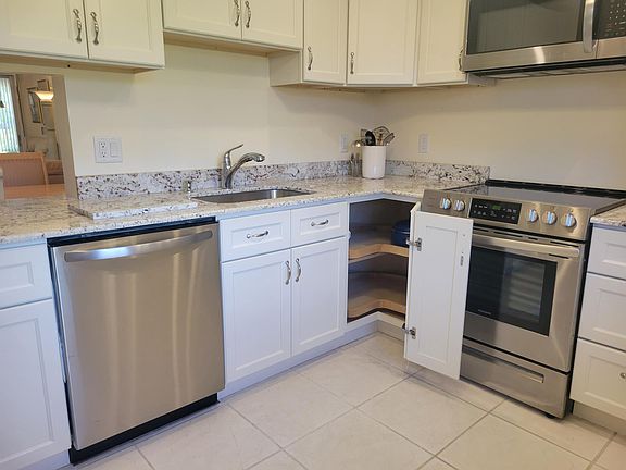 4th image of 2620 NE 1st Court #118