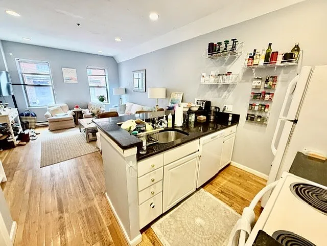 17 Thacher St #1 — Photo 10