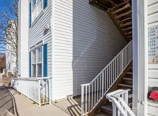 1335 Waterford Dr — Photo 3
