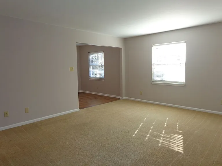 Yorktown Village Apartments — Photo 6