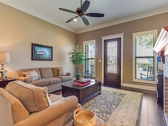 3rd image of 3119 Summer Hill Cir