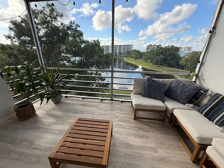 2751 N Palm Aire Dr #402 — Photo 40