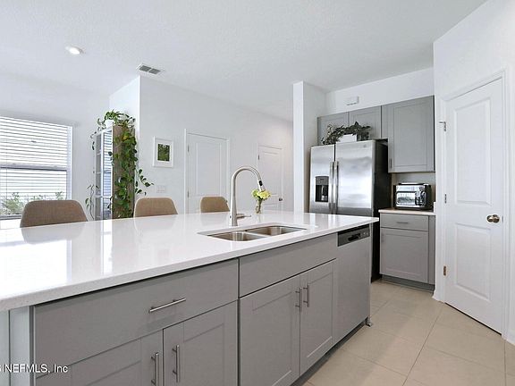 3rd image of 330 ANTHONY Drive