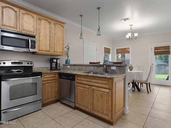 4th image of 17280 Meadowbrook Ln