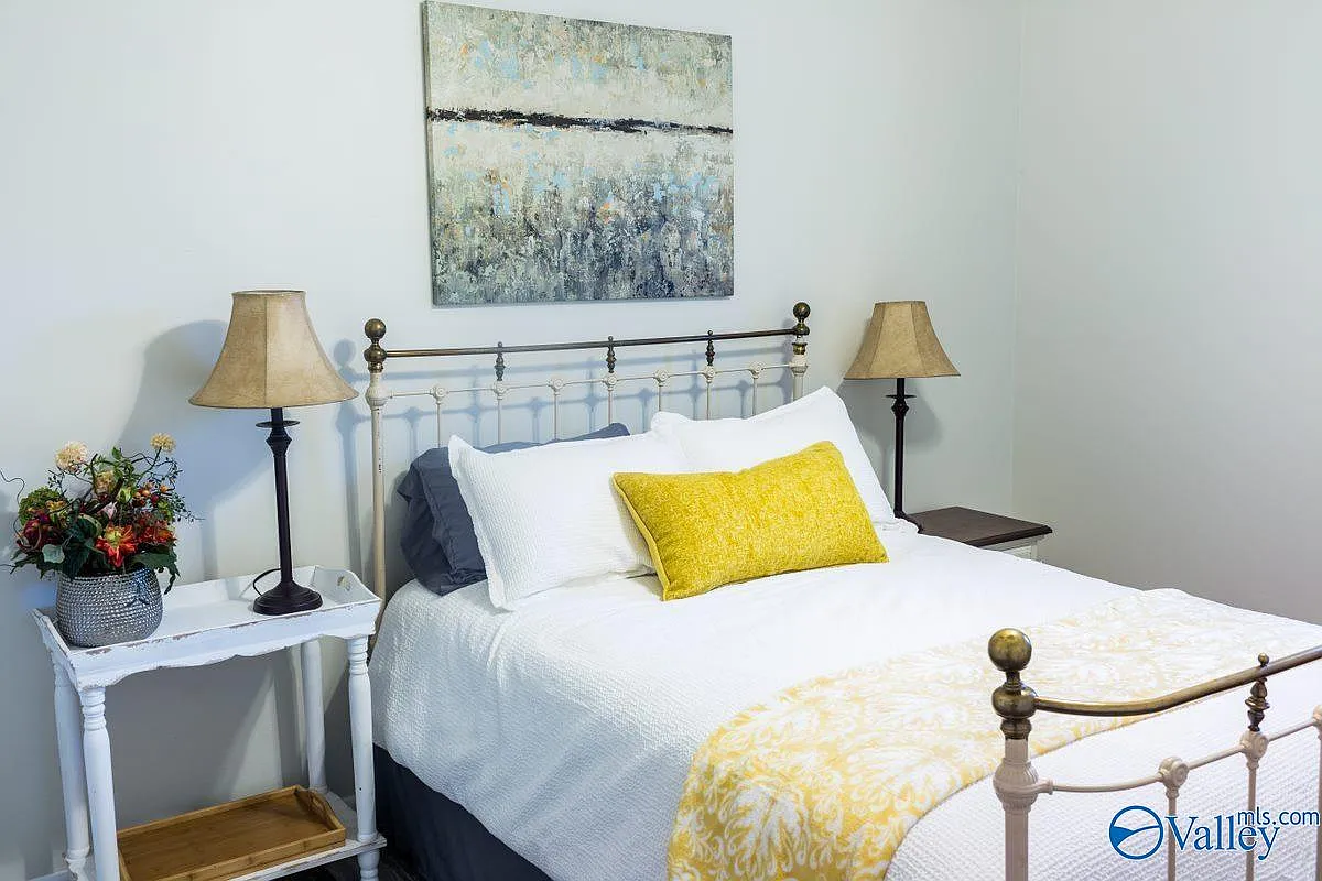 2 bed, 1.0 bath, 720 sqft, $895 — Photo 1