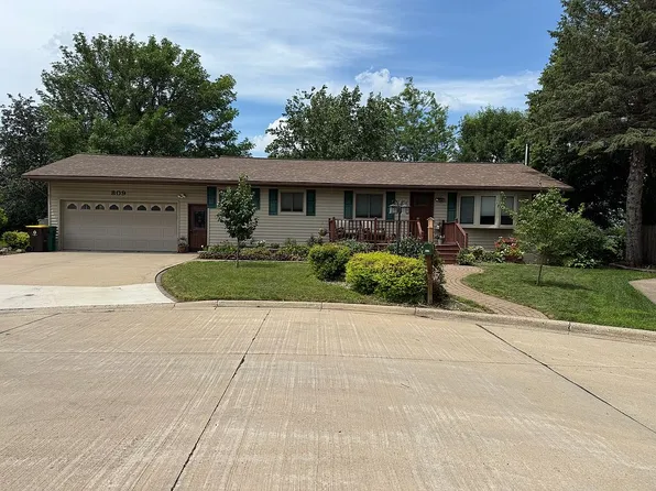 809 Circle Dr, Wells, MN 56097