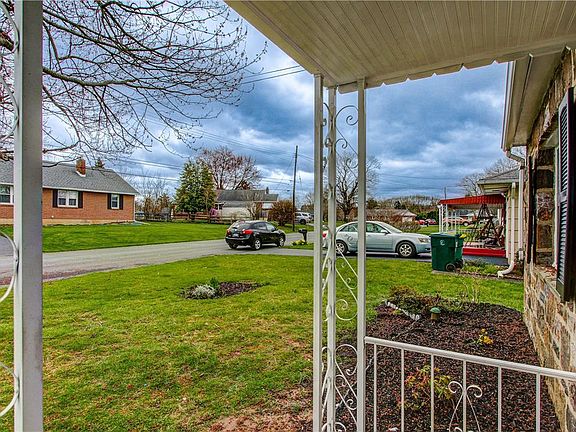 3rd image of 808 Hickory Ln