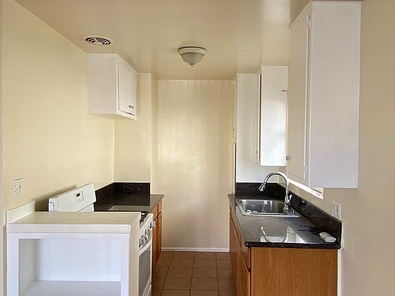 5th image of 515 S Manhattan Pl #10561451