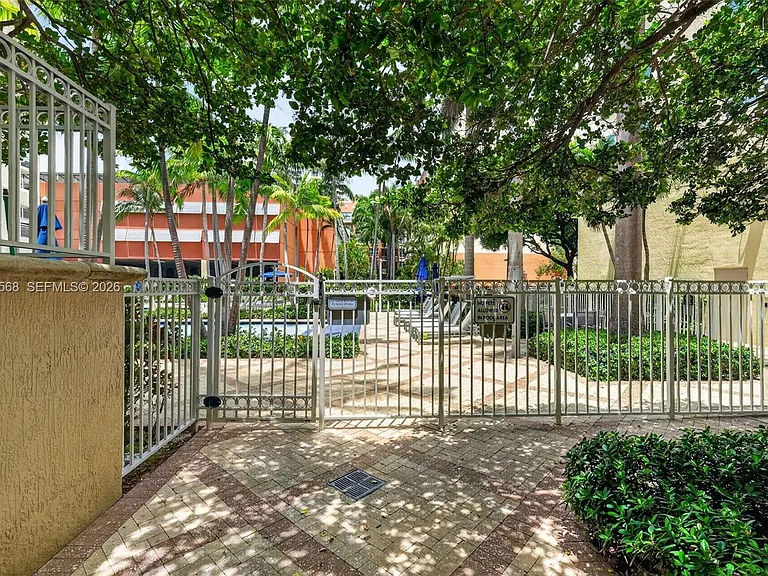 2000 N Bayshore Dr #306 — Photo 47