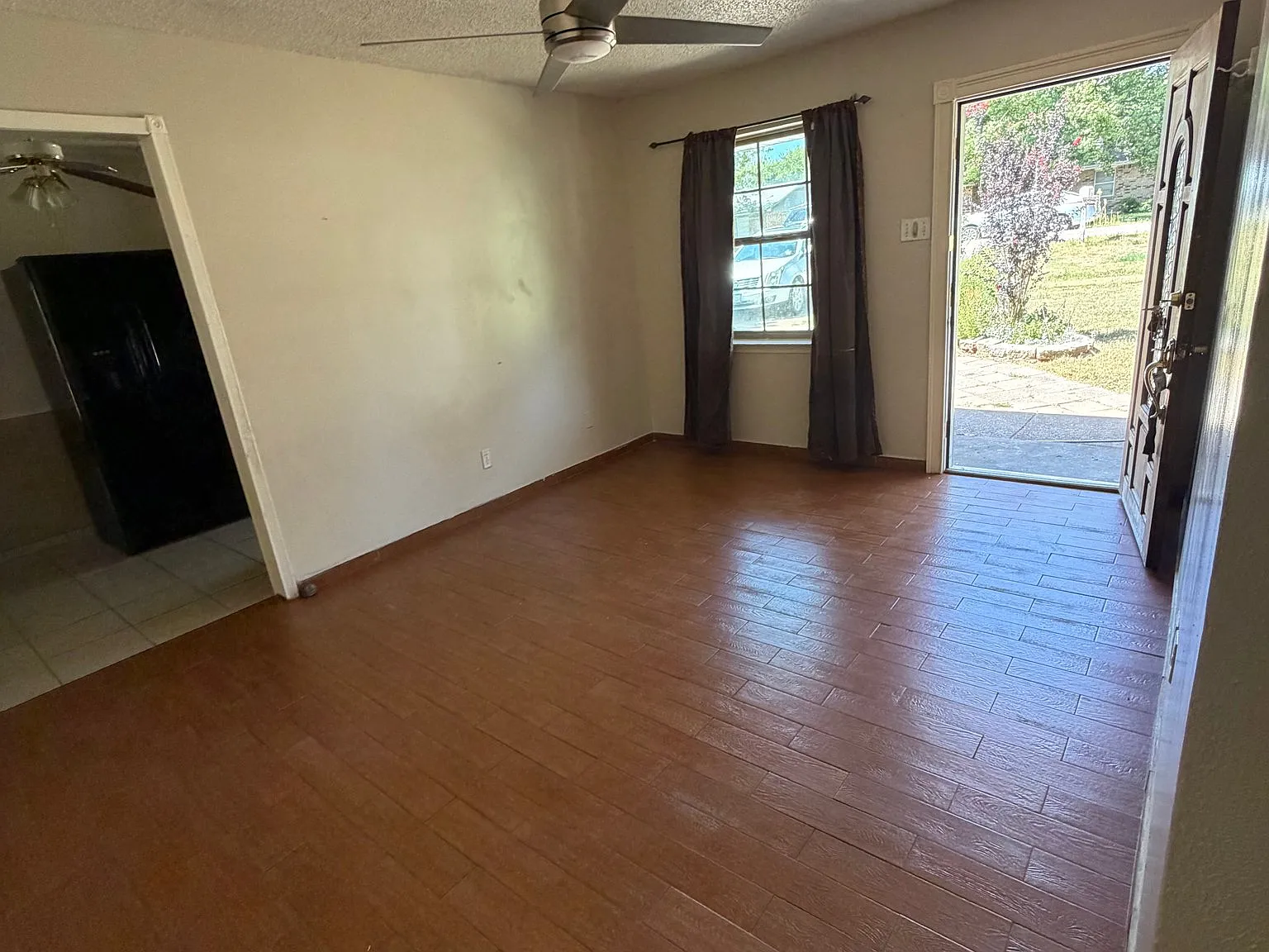Charming and conveniently located Home in Duncanville with huge front and back yard - $1850/mo - TX — Photo 2
