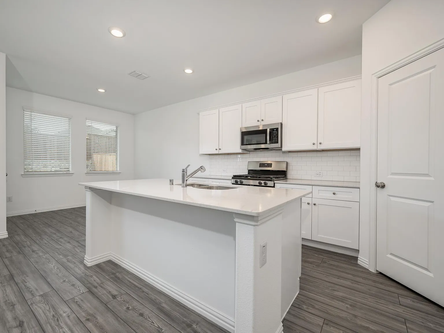 4 bed, 1838 sqft, $2,495 — Photo 3