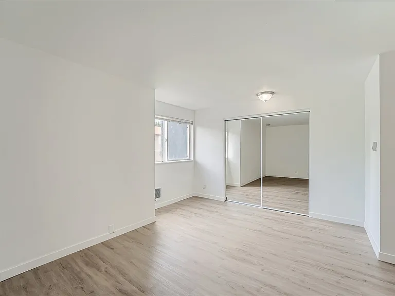 Sunset View Apartments — Photo 31