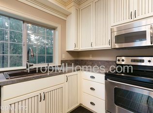 9495 SW Lodestone Dr, Beaverton, OR 97007