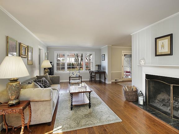 2nd image of 1130 Blackthorn Ln