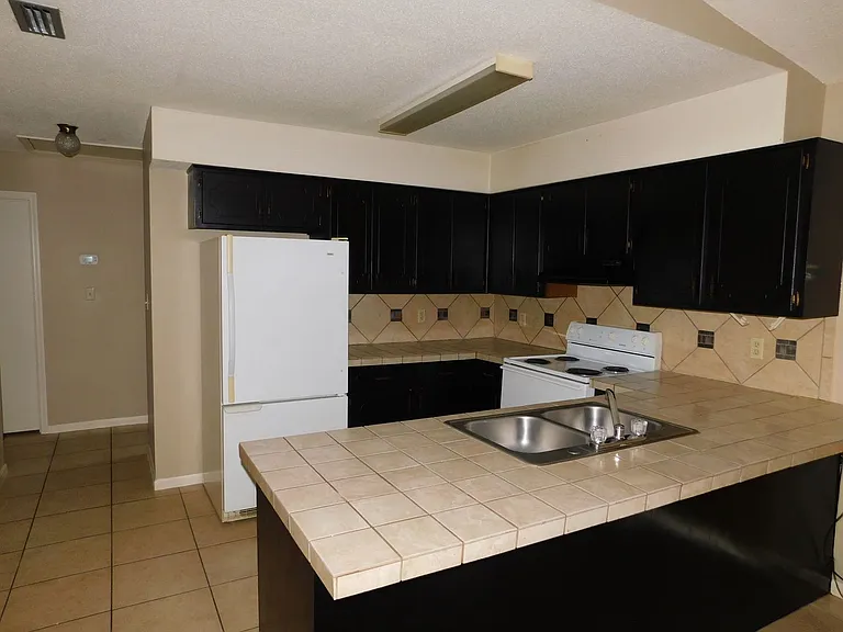 3846 Manor Ct — Photo 4