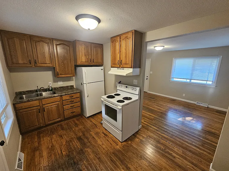 1228 E 37th Ct — Photo 3