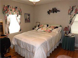 3rd image of 421 Country Club Ln