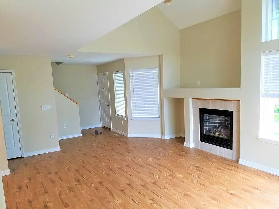 2 bed, 1.5 bath, 1965 sqft, $2,100 — Photo 2