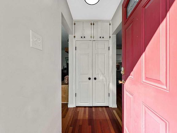 2nd image of 218 A Allan Cres SE