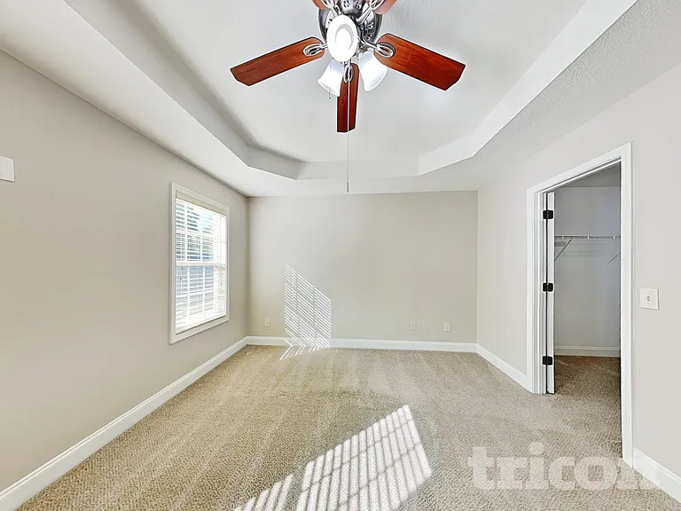 231 W Oak St — Photo 5