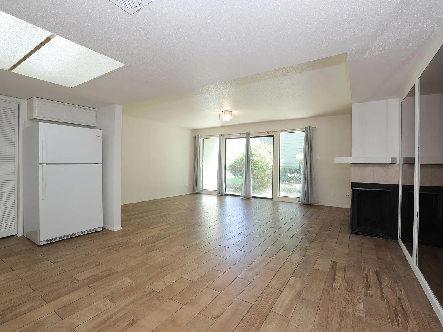 1 bed, 1.0 bath, 863 sqft, $1,050 — Photo 3