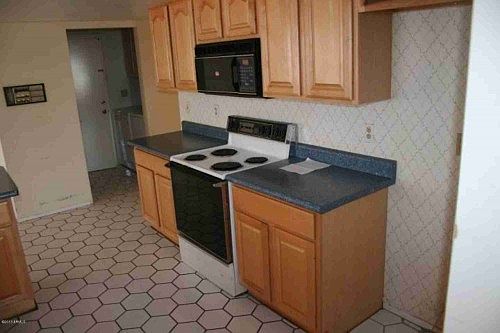 3rd image of 122 E Tam Oshanter Dr